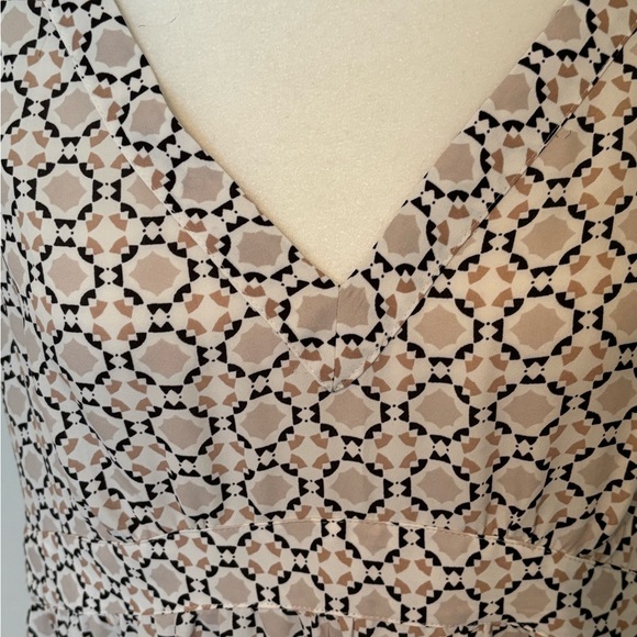 LOFT Pullover V Top in Black and Taupe Size 4 - Picture 2 of 5